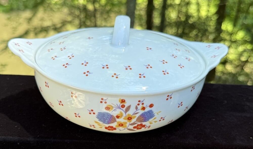 VTG Fairwinds Casserole Dish With Lid Pattern FWD6 Red Berries Floral Top